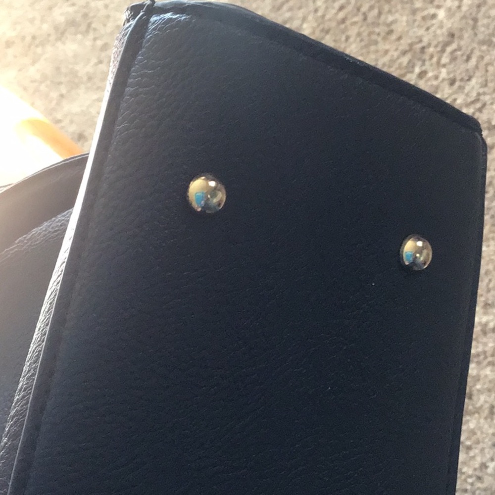 Elegant Black Handbag with Gold Accents - Picture 5 of 5